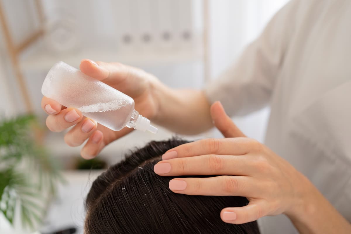 pengaplikasian hair manicure