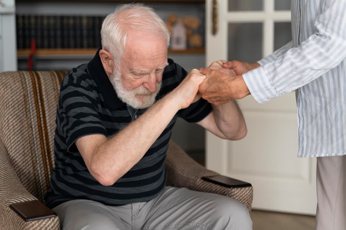 Seorang penderita Parkinson yang mengalami kesulitan berjalan